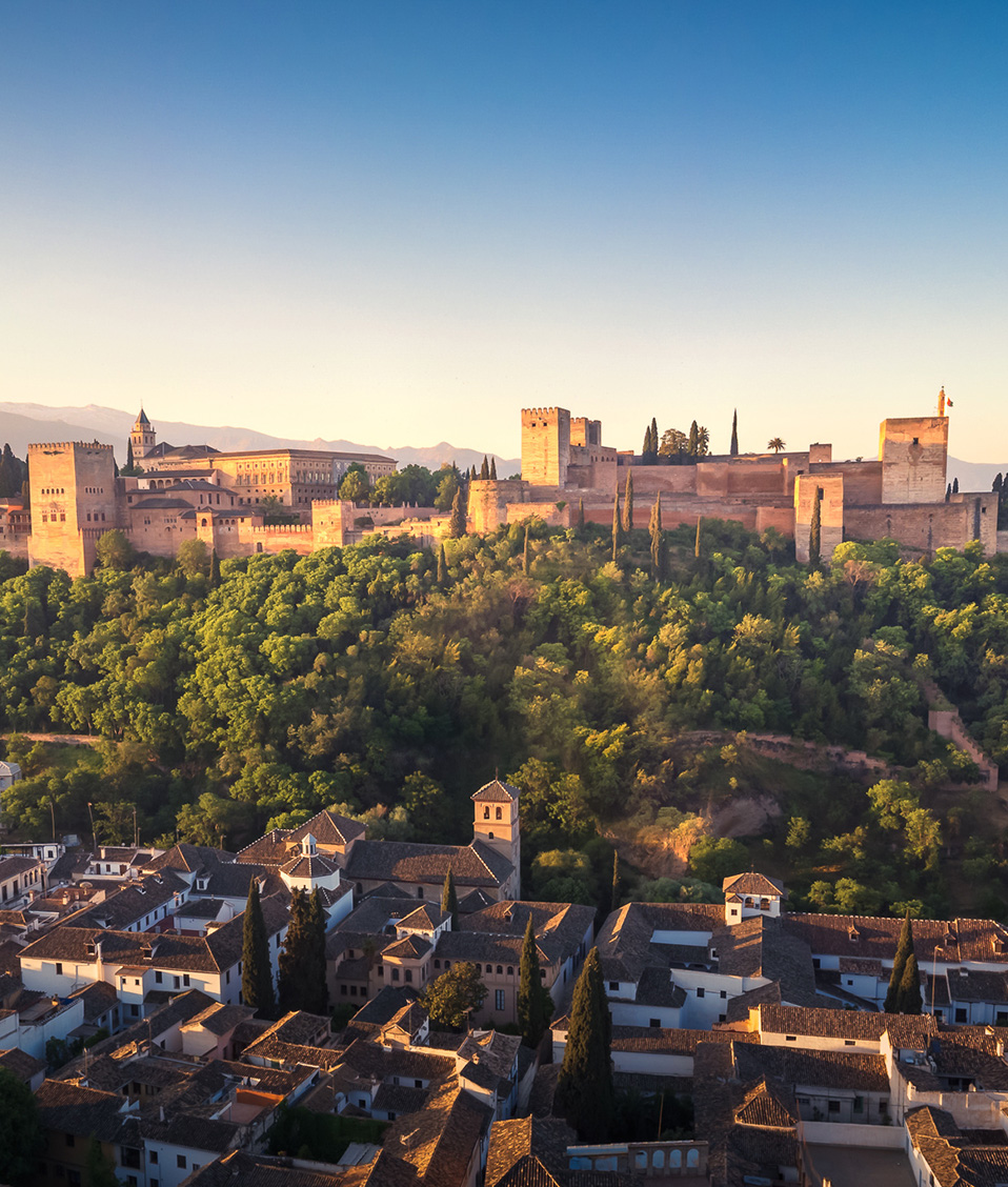 Panorámica de la Alhambra al amanecer con la ciudad de Granada a sus faldas